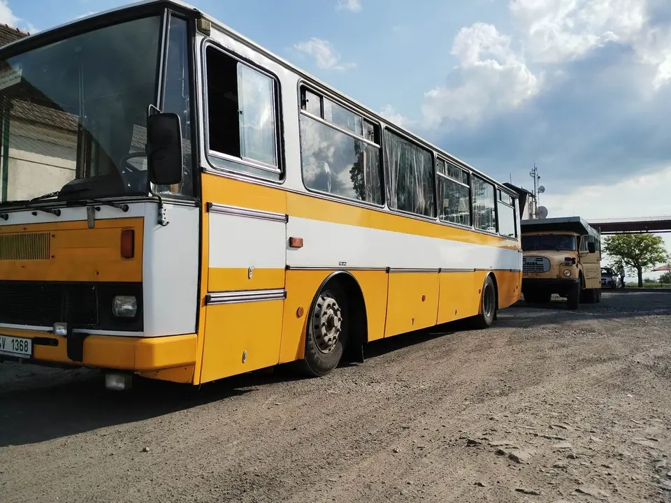 Retro autobus Karosa v areálu