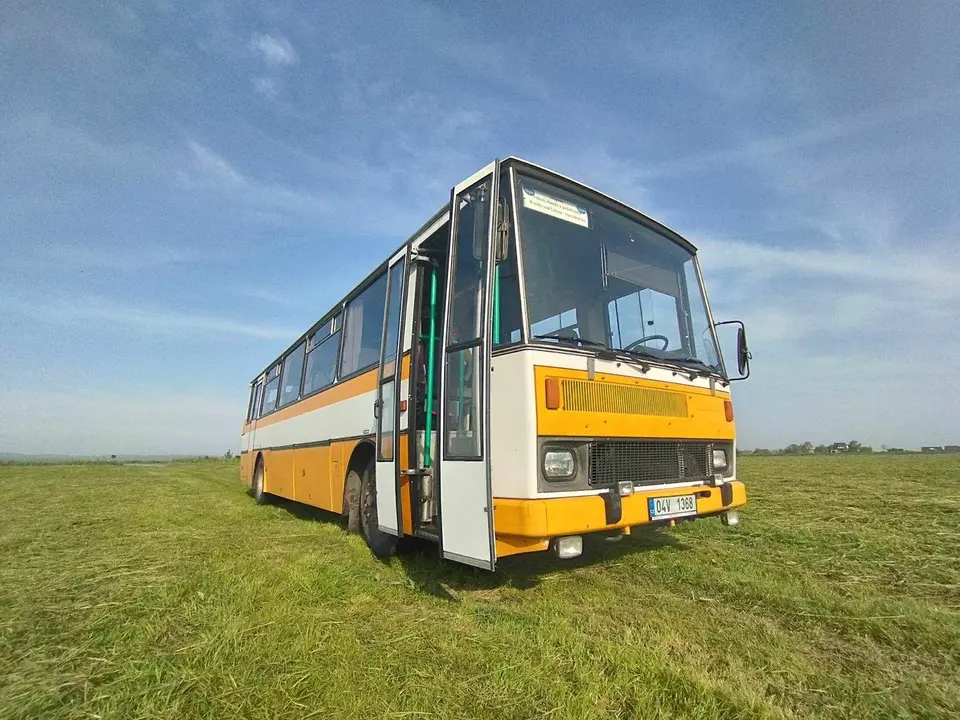 Retro autobus Karosa na louce