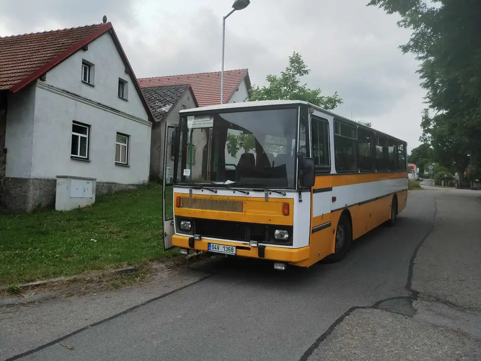 Retro autobus Karosa projíždí obcí