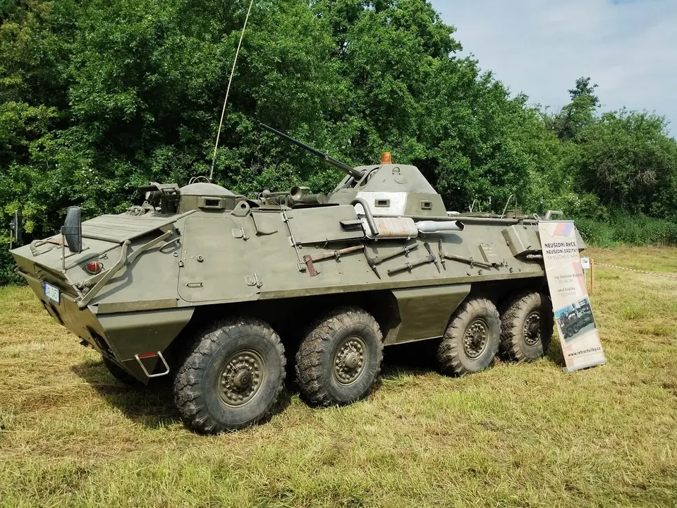 Historický obrněný transportér OT-64 v terénu